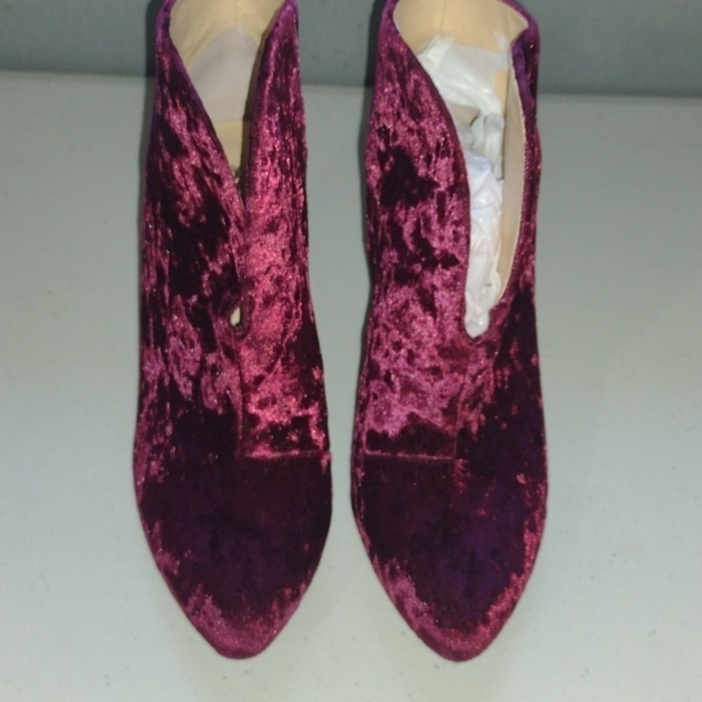VINCE Camuto Evanata Crushed Velvet Bootie Red size 8.5 - Picture 2 of 14
